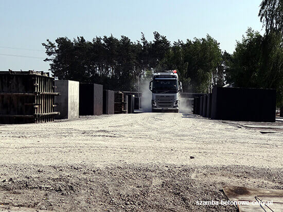Szamba betonowe Lewin Brzeski - załadunek zbiornika na transport